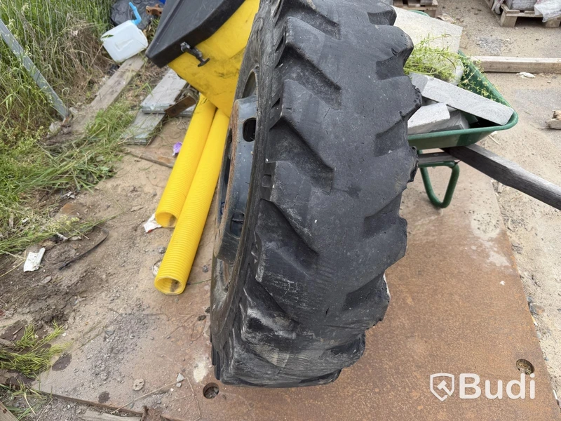 Dual wheels for wheeled excavator