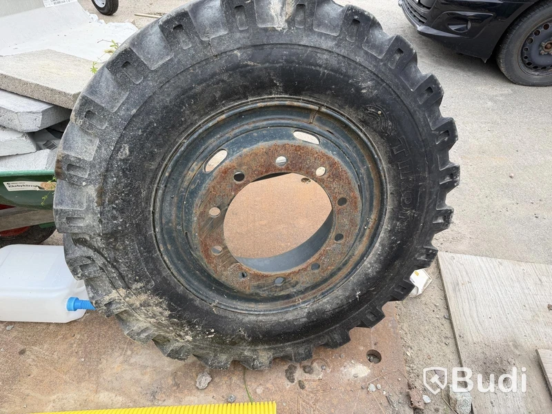 Dual wheels for wheeled excavator