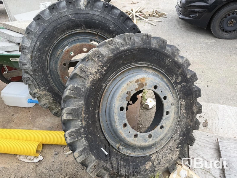 Dual wheels for wheeled excavator