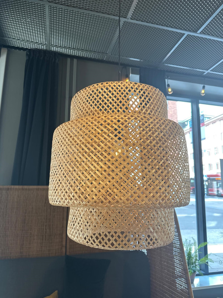 2 st. Cafébord, 2 st. Stolar, taklampa samt soffa