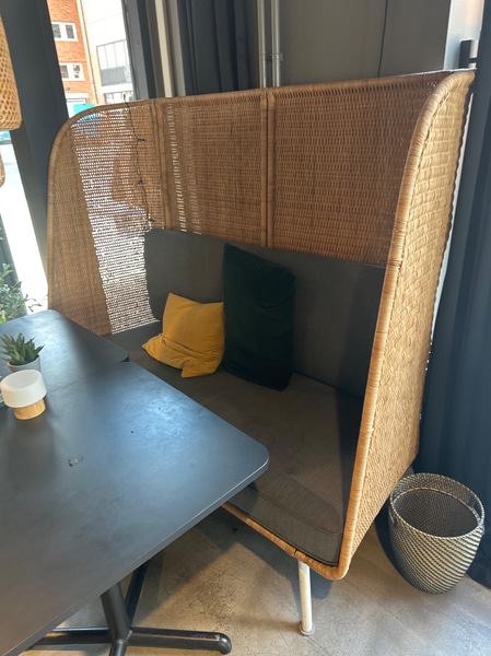 2 st. Cafébord, 2 st. Stolar, taklampa samt soffa