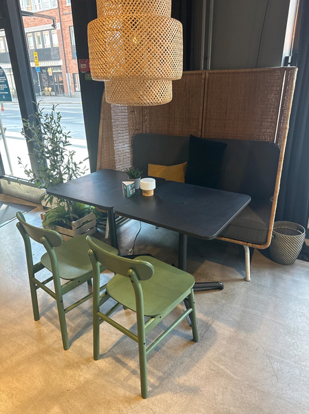 2 st. Cafébord, 2 st. Stolar, taklampa samt soffa