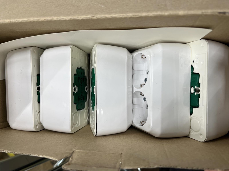 (NEW) SURFACE-MOUNTED DOUBLE SOCKET OUTLET SCHNEIDER ELECTRIC EXXACT WDE002972, GROUNDED, 5 PCS