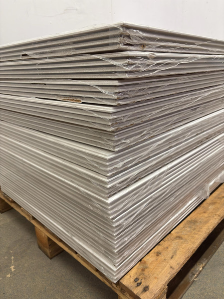 (NEW) Lot of Moelven Diskret Regina ceiling panels, 48 panels