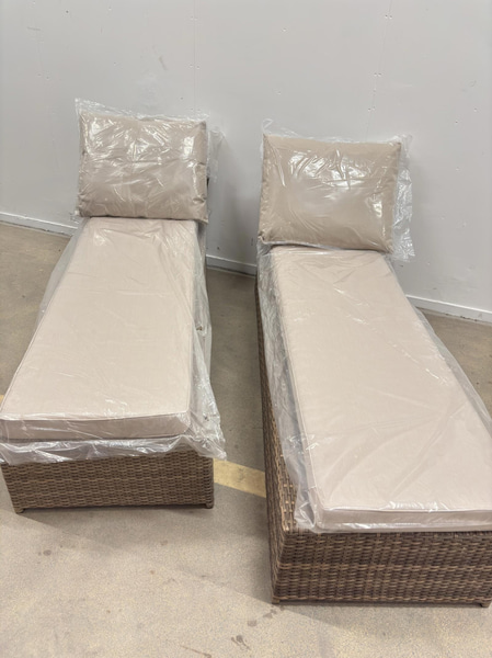 2 Sun Loungers