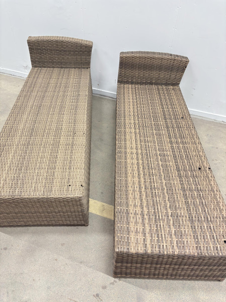2 Sun Loungers