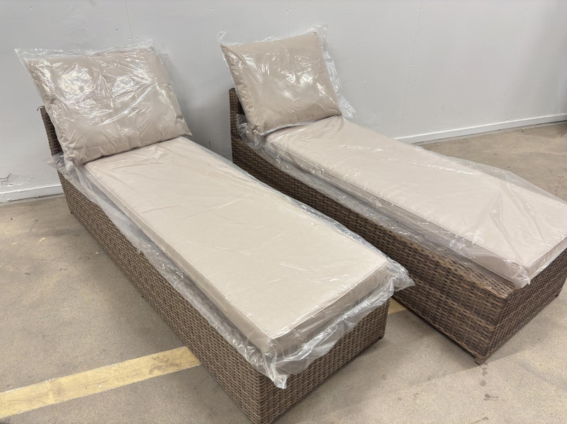 2 Sun Loungers