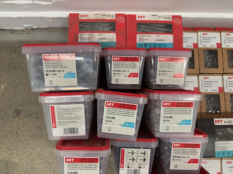 NEW) Lot of assorted screws and wall plugs in various brands and sizes