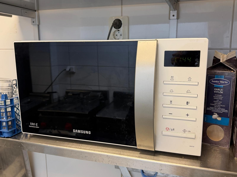 3 st rostfria hyllor samt mikrovågsugn, Samsung