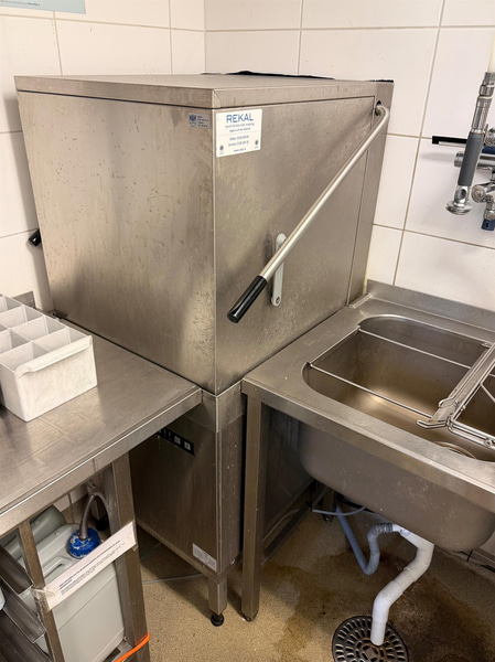 Dishwasher, Hobart ecomax 602-10, with infeed and outfeed tables