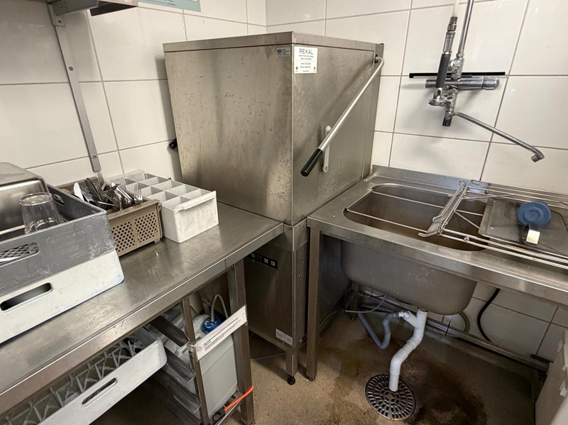 Dishwasher, Hobart ecomax 602-10, with infeed and outfeed tables