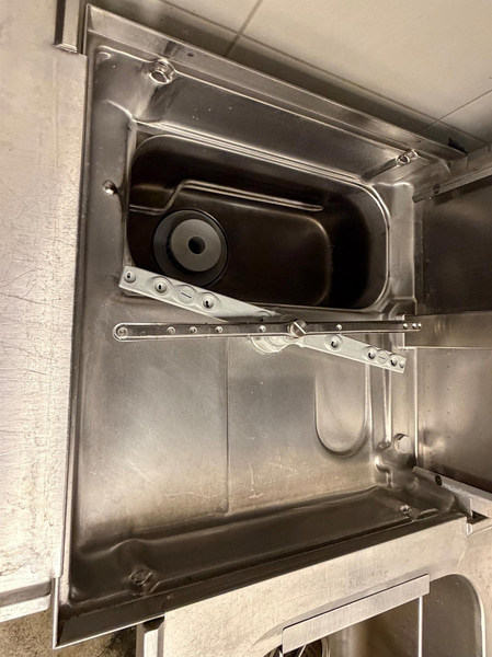 Dishwasher, Hobart ecomax 602-10, with infeed and outfeed tables