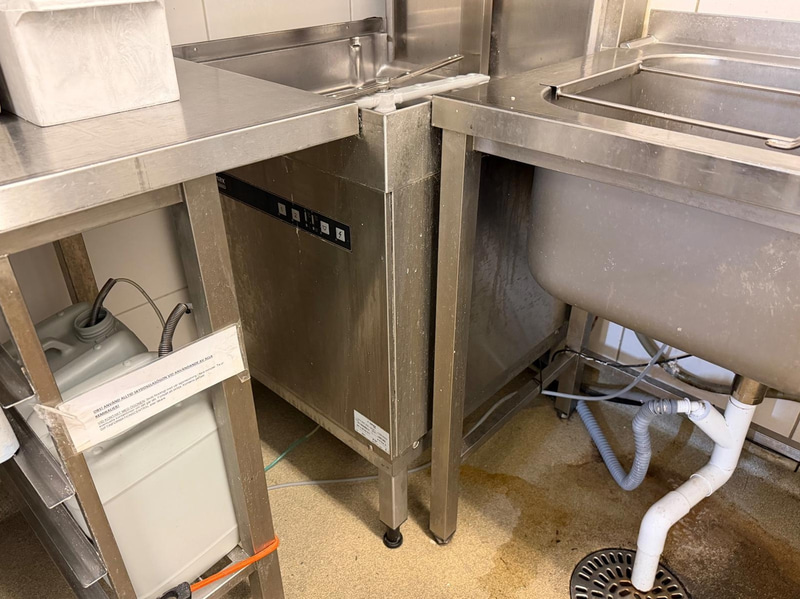 Dishwasher, Hobart ecomax 602-10, with infeed and outfeed tables