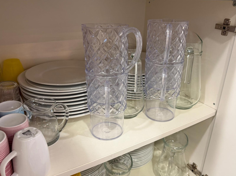 Parti servisdelar, tallrikar, glas och kannor