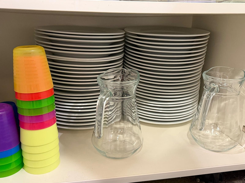 Parti servisdelar, tallrikar, glas och kannor