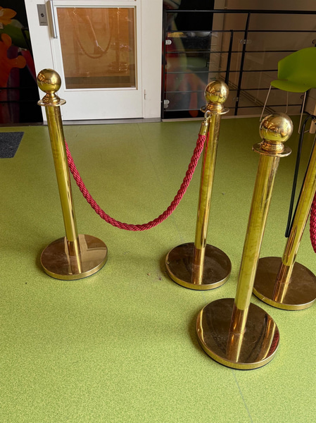 Stanchions, 5 pcs, with 2 ropes