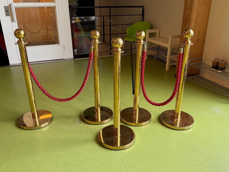 Stanchions, 5 pcs, with 2 ropes