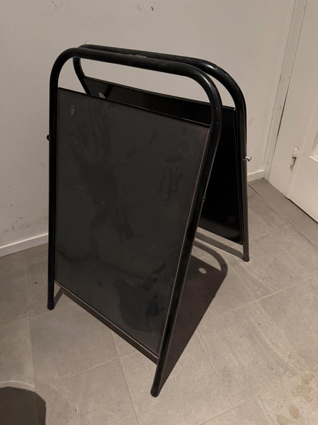 Trottoarpratare, svart metall