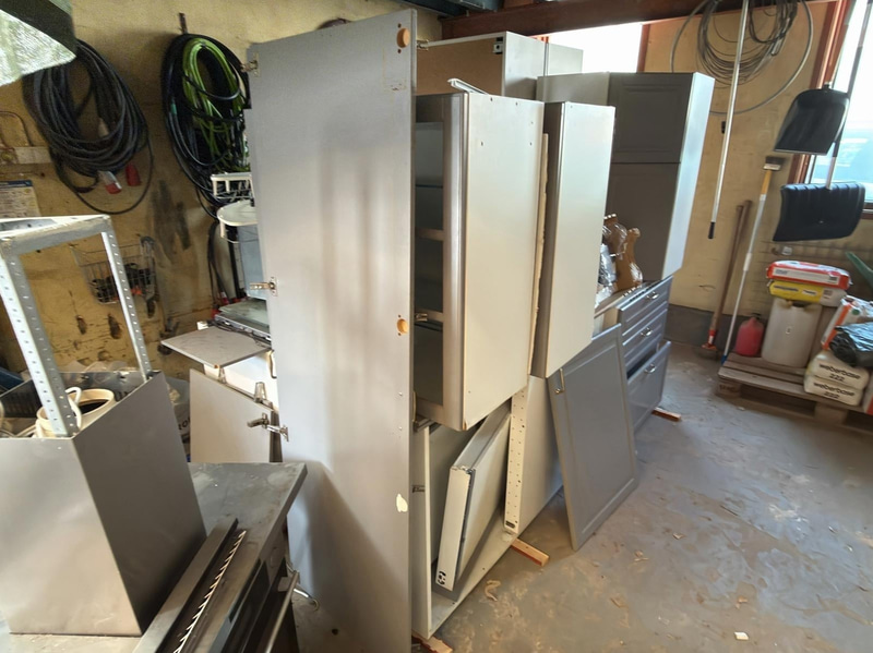 Kitchen with oven, hob, extractor fan, etc.