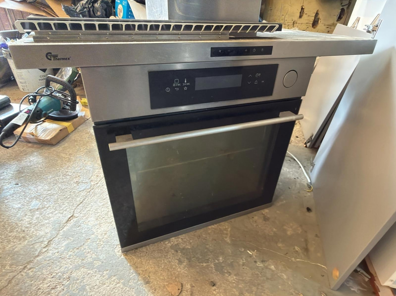 Kitchen with oven, hob, extractor fan, etc.