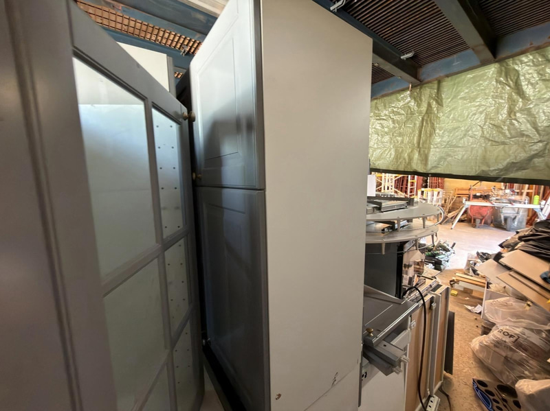 Kitchen with oven, hob, extractor fan, etc.