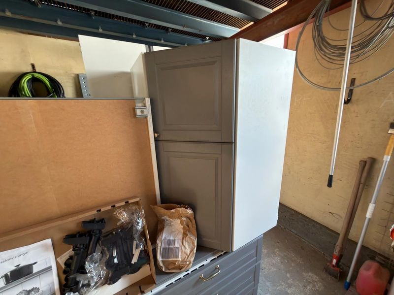 Kitchen with oven, hob, extractor fan, etc.