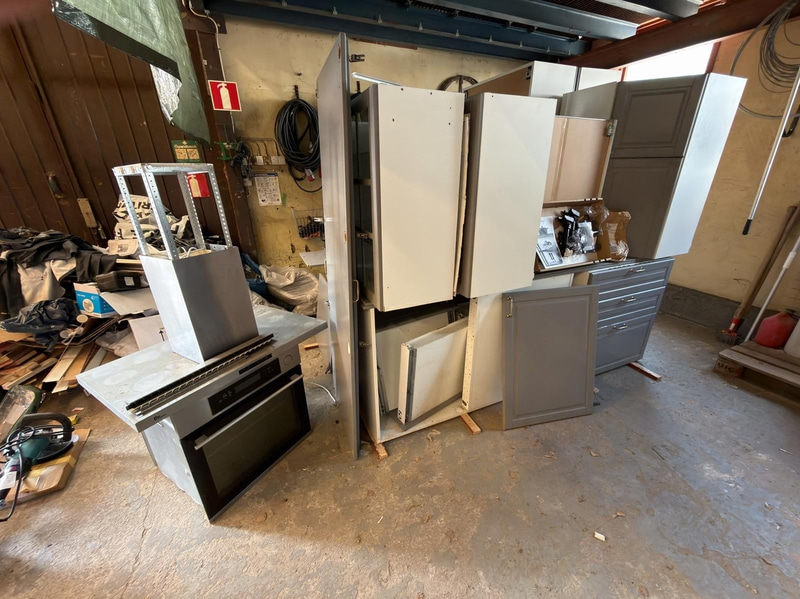 Kitchen with oven, hob, extractor fan, etc.
