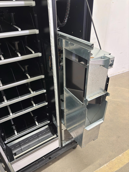 Refrigerated vending machine Vision, Comboplus S R 290 V8, incl. screen, card reader and built-in installation parts