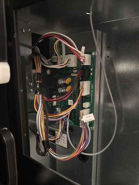 Refrigerated vending machine Vision, Comboplus S R 290 V8, incl. screen, card reader and built-in installation parts