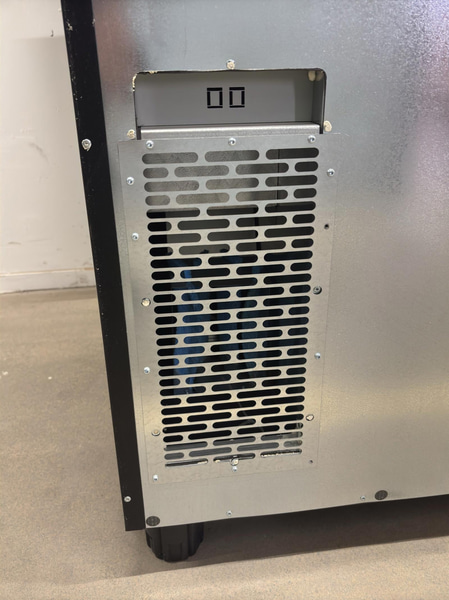 Refrigerated vending machine Vision, Comboplus S R 290 V8, incl. screen, card reader and built-in installation parts