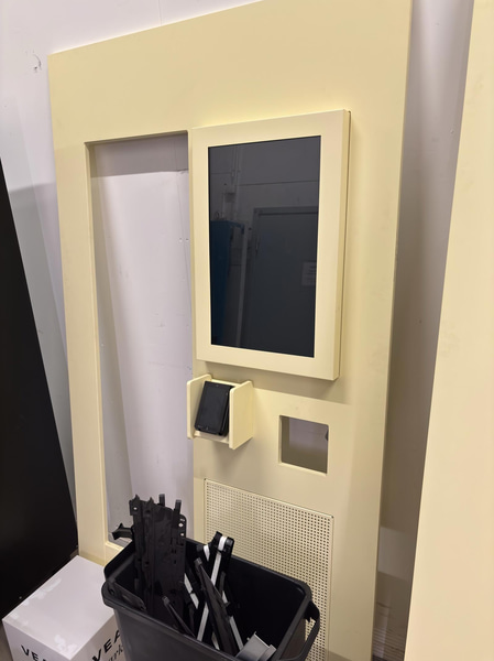 Refrigerated vending machine Vision, Comboplus S R 290 V8, incl. screen, card reader and built-in installation parts