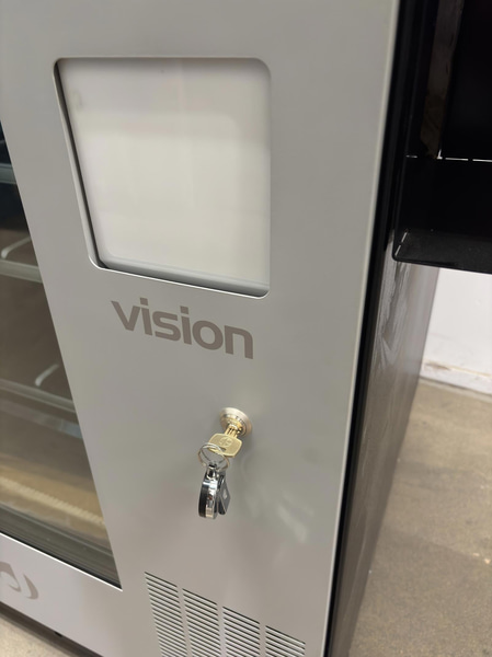 Refrigerated vending machine Vision, Comboplus S R 290 V8, incl. screen, card reader and built-in installation parts