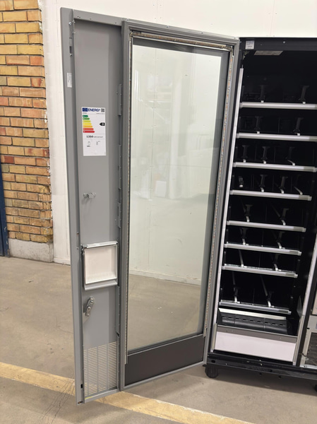 Refrigerated vending machine Vision, Comboplus S R 290 V8, incl. screen, card reader and built-in installation parts