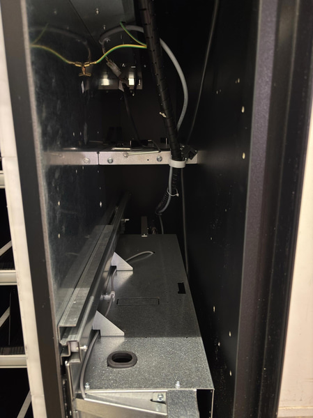 Refrigerated vending machine Vision, Comboplus S R 290 V8, incl. screen, card reader and installation parts