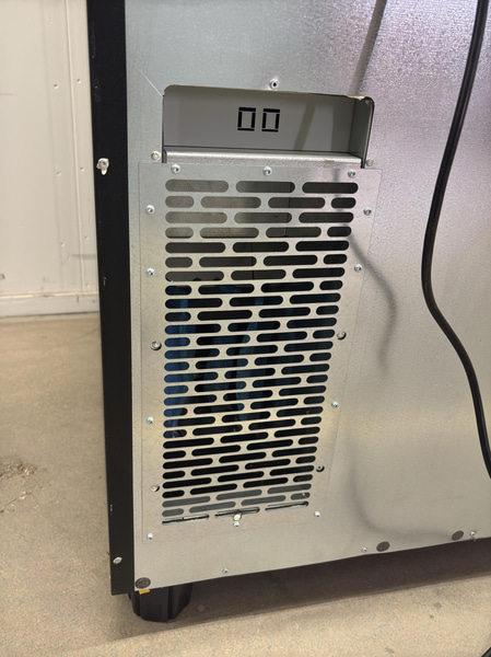 Refrigerated vending machine Vision, Comboplus S R 290 V8, incl. screen, card reader and installation parts