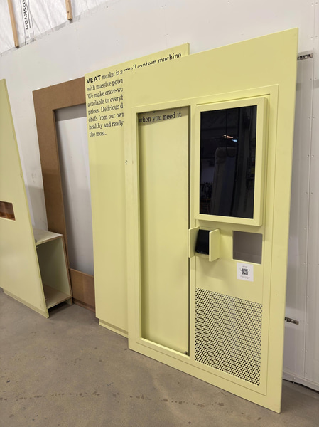Refrigerated vending machine Vision, Comboplus S R 290 V8, incl. screen, card reader and installation parts