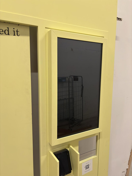 Refrigerated vending machine Vision, Comboplus S R 290 V8, incl. screen, card reader and installation parts