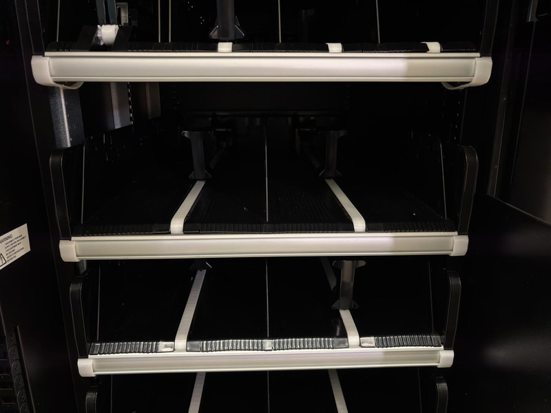Refrigerated vending machine Vision, Comboplus S R 290 V8, incl. screen, card reader and installation parts