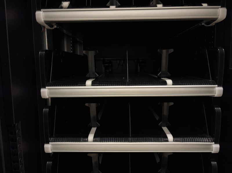 Refrigerated vending machine Vision Combo Plus S R290 V8, incl. screen, card reader and router