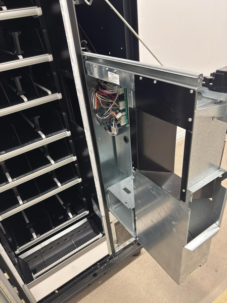 Refrigerated vending machine Vision Combo Plus S R290 V8, incl. screen, card reader and router