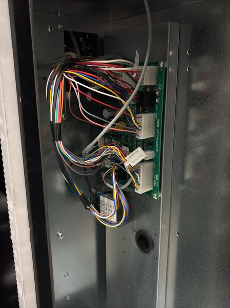 Refrigerated vending machine Vision Combo Plus S R290 V8, incl. screen, card reader and router