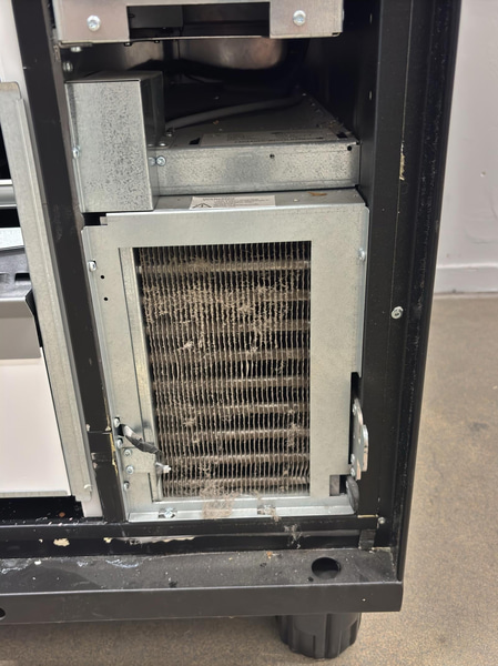 Refrigerated vending machine Vision Combo Plus S R290 V8, incl. screen, card reader and router