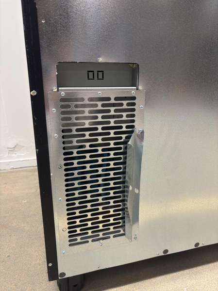 Refrigerated vending machine Vision Combo Plus S R290 V8, incl. screen, card reader and router