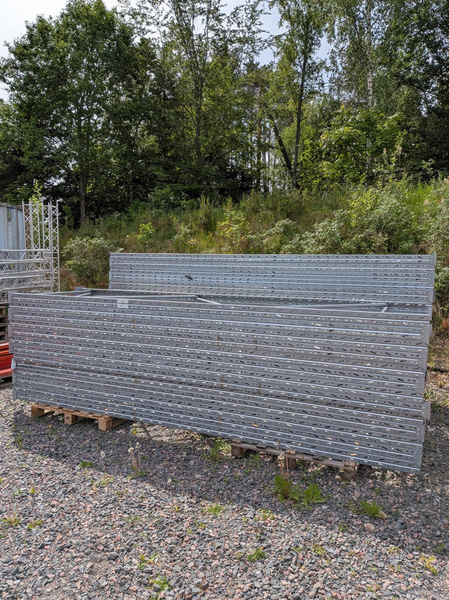 Pallet racking - 31 upright frames and approx. 116 beams