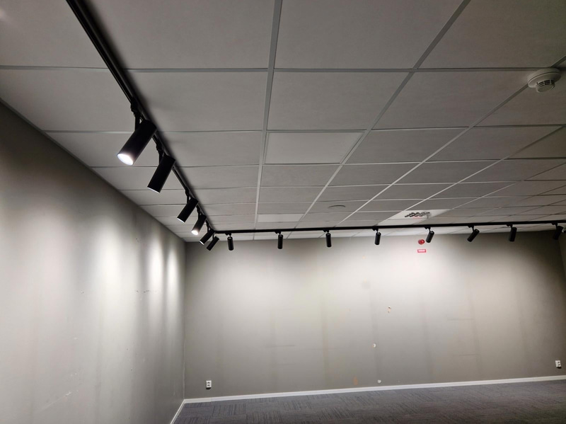 20 st spotlights för skena, 30W med 10 meter skena