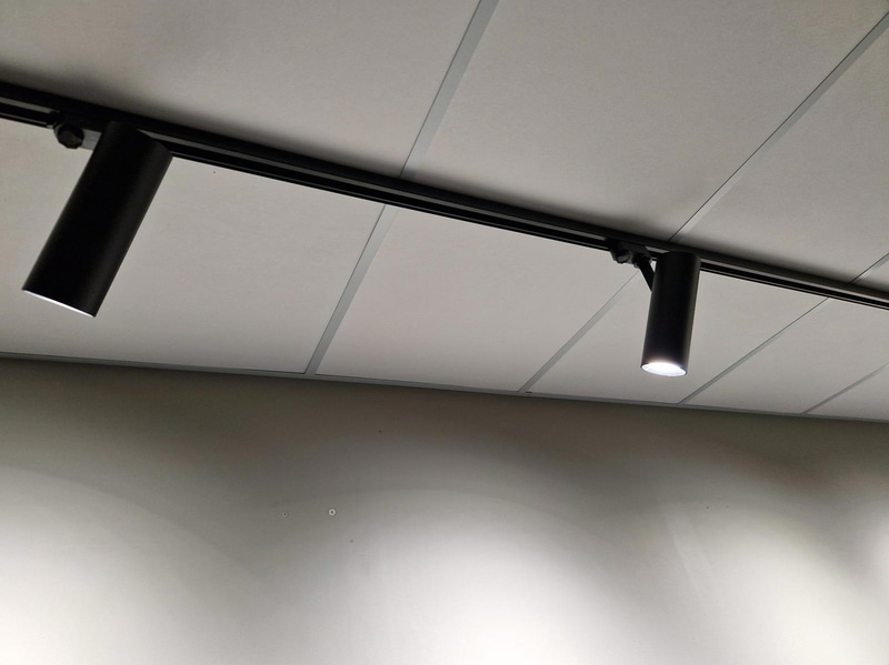 20 st spotlights för skena, 30W med 10 meter skena