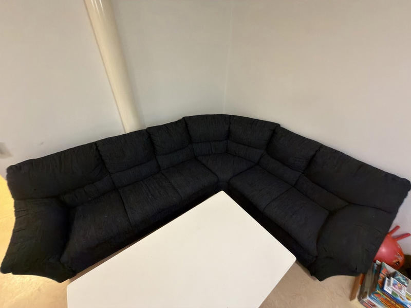 Soffa, soffbord och fåtölj.