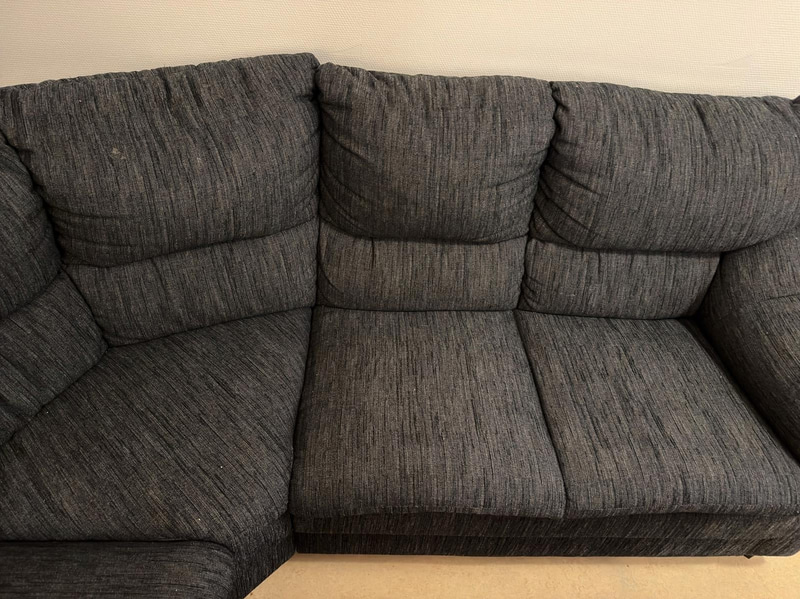 Soffa, soffbord och fåtölj.