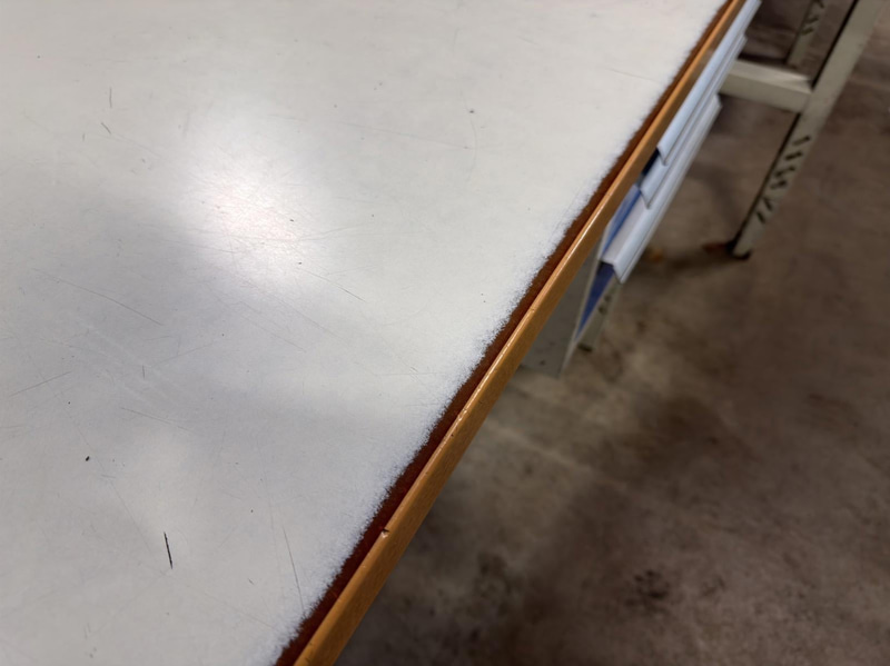 Arbetsbänk med lådor