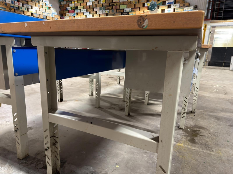 Workbench with drawers